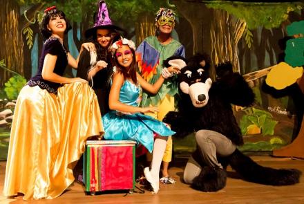 Personagens de contos infantis juntos - A Caixa Mágica 