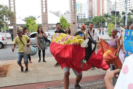 Apresentação do grupo Boi Livre. Imagem mostra algumas pessoas assistindo um apresentação 