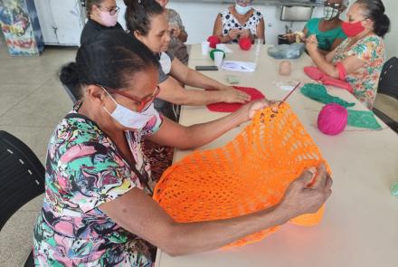 Atividade de crochê no Centro Cultural Vila Santa Rita 
