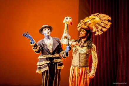 Atores caracterizados de personagens da peça