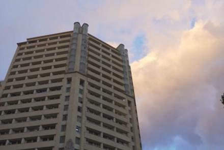 Imagem mostra o Edifício Acaiaca. A fotografia foi tirada debaixo para cima permitindo ver boa parte do prédio e o céu azul com nuvens