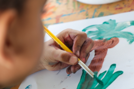 Oficina do Mês da Consicientização do Autismo nos jardins do MAP