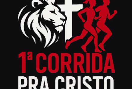 Imagem de um leão, uma cruz e um casal de corredores, em fundo preto com dizeres em vermelho e branco: 1ª Corrida pra Cristo