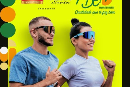 Imagem com duas pessoas correndo com óculos no rosto