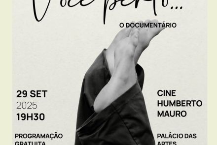 Imagem em preto e branco com os pés para o alto 