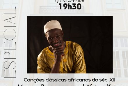 A imagem é um cartaz de divulgação de um evento musical no Conservatório UFMG. O cartaz destaca a foto de Mamour Ba vestido com traje tradicional dourado e gorro branco, com um fundo escuro.