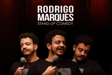 Imagem com três homens e microfone na mão