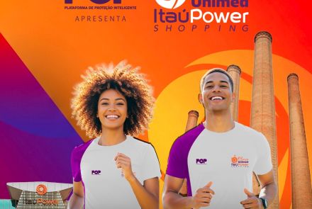 Imagem colorida, de duas pessoas correndo e atrás esta o Shopping Itau