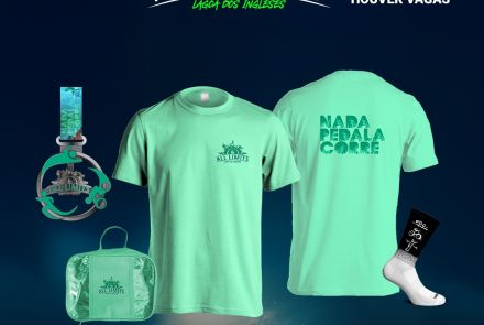 Imagem com o fundo escuro, com 2 blusas na cor verde, uma meia, necessaire e a medalha