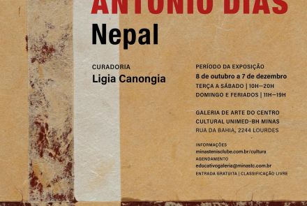 Imagem com um fundo marrom, com nome, data e local da exposição