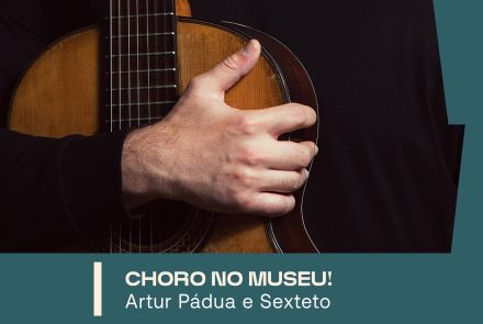 Cartaz de um show musical. Mostra uma pessoa de blusa preta segurando um violão. Texto: “Choro no Museu! Artur Pádua e Sexteto. Dia 25/10, domingo, 10h às 12h30. Classificação livre e gratuito.”