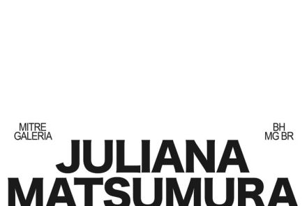 Imagem branca com escritos em preto com o nome da artista, local, data e nome da exposição 