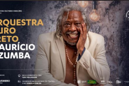 Imagem do cantor maurício Tizumba vestindo um blazer off-white,e com um terço no pescoço