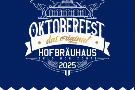 Desenho com traços brancos em fundo azul de uma casa com arvores no envolta e a logomarca do Hofbrauhaus convidando para o Oktoberfest