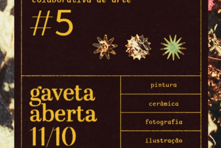 Pôster de divulgação na cor marrom e fundo floral, contendo o nome da feira colaborativa de arte, na sua #5 edição, gaveta aberta, na data 11/10, sábado, 12h as 19h. Pintura, fotografia, ilustração, ceramica, brechó & drinks.