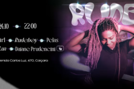 Imagem ilustrativa de uma mulher negra tocando os cabelos 