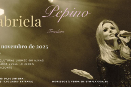 Imagem preto e branco, com uma mulher cantando com o microfone na mão. Ao lado tem o nome do show, data e local