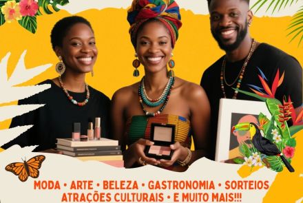Flyer de divulgação com fundo bege, plantas, flores e aves tropicais. Imagem de três pessoas negras trajando roupas e acessórios afros. Texto na cor laranja: Feira Ébano de Primavera - Nossa cultura, nossa força! Moda, arte, beleza, gastronomia, sorteios, atrativos culturais e muito mais. Entrada Gratuita. Texto em azul: Domingo - 5 de outubro, das 12 às 18 horas no Mercado da Lagoinha.