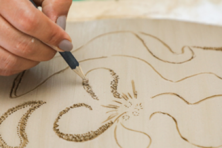 Uma janela, mil oportunidades: desenhando e colando na planta baixa do Museu Casa Kubitschek