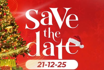 Imagem de cor vermelha, com uma arvore de natal decorada e iluminada, com "Save the date" em seu meio e a data da corrida logo abaixo