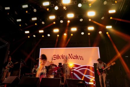 um palco de show com pessoas se apresentando 