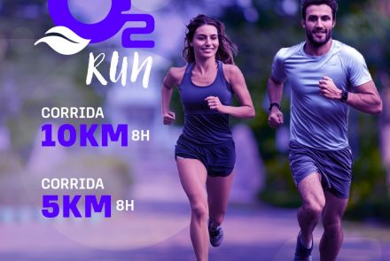 Imagem de duas pessoas correndo em uma praça