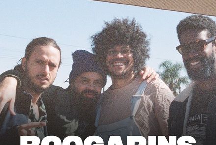 Cartaz divulgação com foto da banda Boogarins.