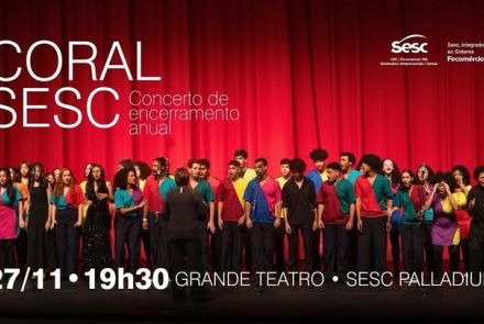A foto mostra o coral Juvenil, Coral Infantojuvenil e Coral Jovem Sesc no palco com fundo vermelho.