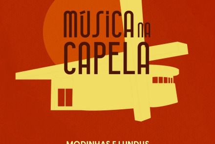 fundo em tons de laranja e mostram uma ilustração amarela da Capela de Santana, com formas geométricas simples. O texto anuncia o evento “Música na Capela”, com o tema “Modinhas e Lundus”, que será no dia 23 de novembro, das 11h às 12h, nos jardins da Casa Fiat de Cultura. Há logos de patrocinadores na parte inferior e pequenos ícones de acessibilidade no canto superior direito.