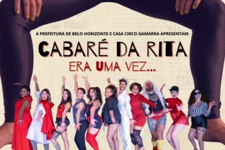 um homem com pernas abertas no cartas com vários personagens no meio