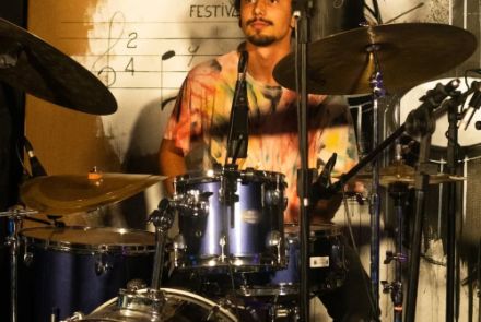 um homem com um instrumento 