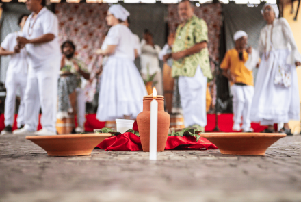 Homens e mulheres em trajes umbandistas 