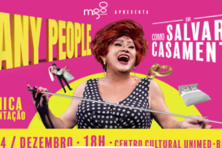 Imagem com uma mulher de cabelos vermelhos e vestido de bolinha ao meio, o nome da peça, local e data no canto da imagem