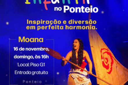 uma menina com uma rema de canoa na mão olhando para frente 