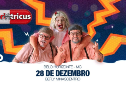 Imagem de três pessoas caracterizadas de pessoas mais velhas 