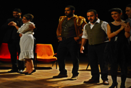 imagem de um grupo de pessoas em cima do teatro 