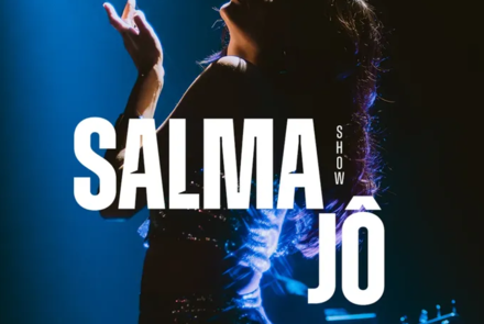 Cartaz oficial com fotografia de jogo de luzes azuis no escuro com a cantora Salma Jo ao centro