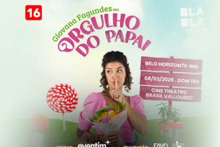 Imagem de uma mulher vestida com uma roupa rosa, buque nas mãos e fazendo silencio com a mão na boca, em volta de um lugar cheio de pirulito gigantes