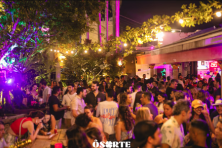 Imagem divulgação do evento, pista de dança ao ar livre com pessoas e luzes 