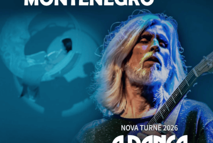 Imagem de um homem tocando uma guitarra, com o fundo todo azul 