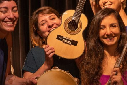 quarteto feminino de choro formado por Raissa Anastásia (flauta), Bia Nascimento (violão), Maria Elisa Pompeu (cavaquinho) e Analu Braga (pandeiro)