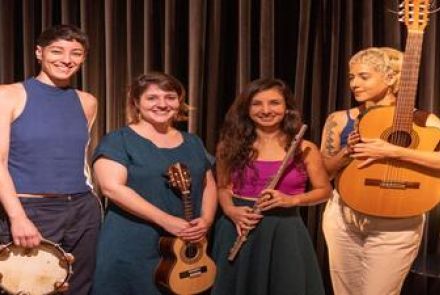 Imagem real de quatro mulheres segurando instrumentos musicais 