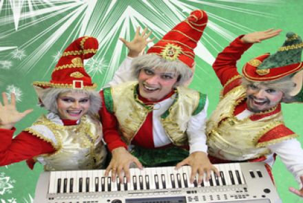 Foto de três pessoas vestidas de noel 