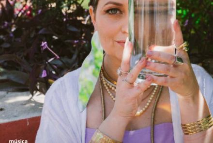 Mariana Moreira apresenta "Ela saiu só pra ver o céu!": Poster de divulgação com uma mulher segurando uma garrafa de vidro transparente com água