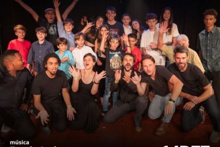 VI Recital da Escola Andante: Poster de divulgação do evento com foto de um grupo grande e diverso de pessoas de todas as idades.