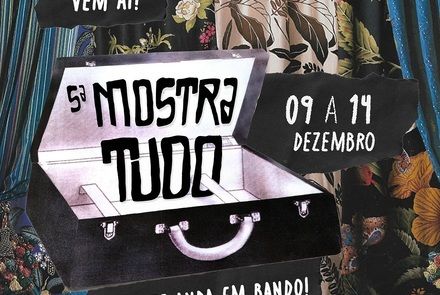 Flyer de divulgação com imagem de uma mala de mão aberta e fundo de tecidos estampados. os textos informam o evento