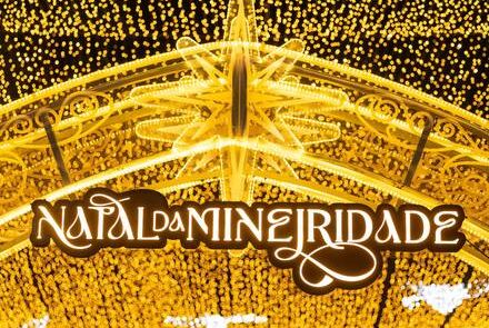 Fotografia das luzes da praça da liberdade, texto informa: Natal da Mineiridade