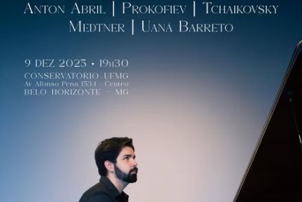 Fotografia do artista João Pedro Vasconcelos tocando piano, com fundo azul.