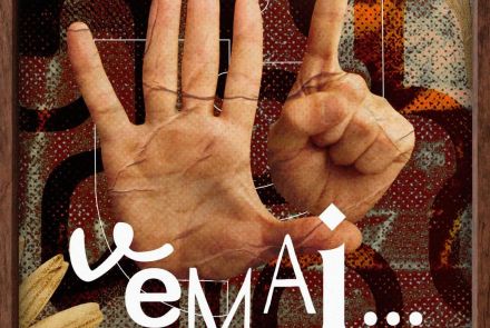 Imagem de duas mãos fazendo o sinal de cinco e um 