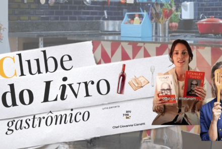 Poster de divulgação do "Clube do Livro Gastronômico": Com duas mulheres uma segurando os livros "Sabor" e "O que comi em um ano" de Stanley Tucci. E a outra segurando uma espátula de bambu vazada. Com uma cozinha bem colorida no plano de fundo.
